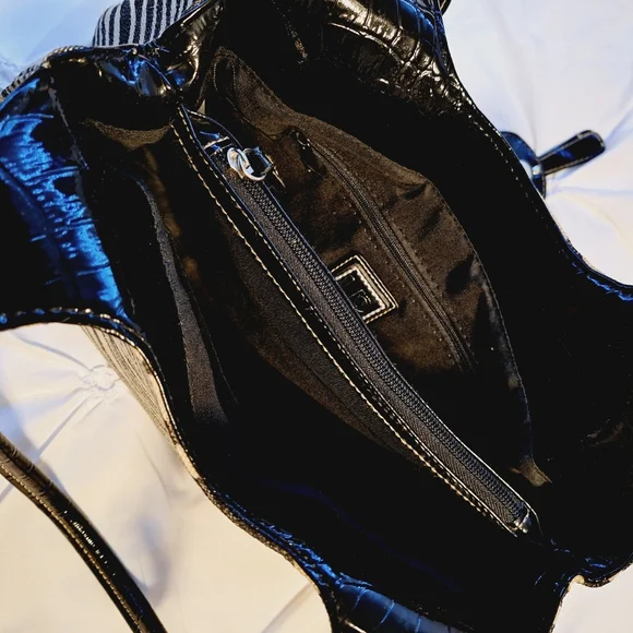 LINEAR ZEBRA SHOULDER BAG - Picture 10 of 13